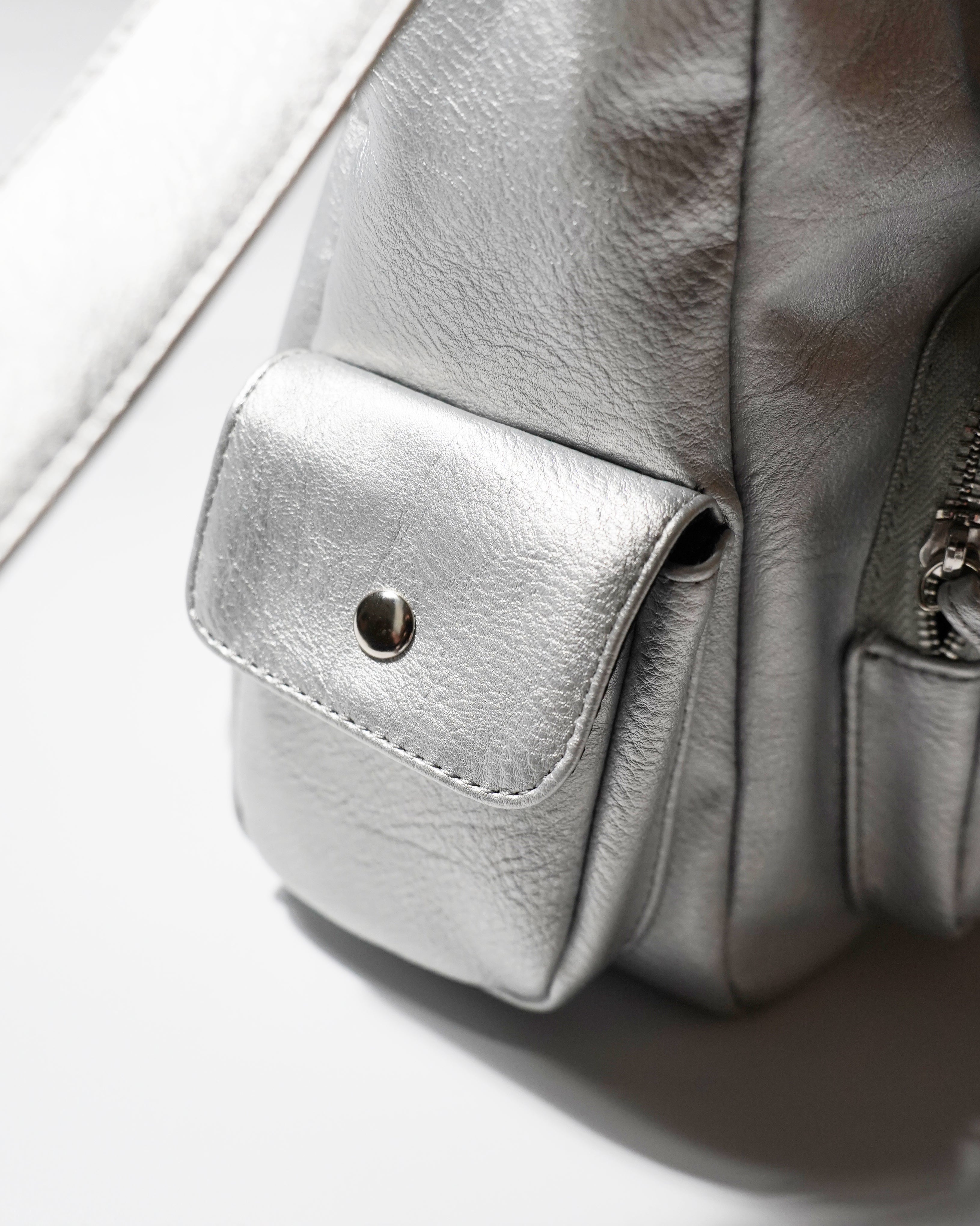 FAUX LEATHER MULTI POCKET SHOULDER BAG - SILVER – CAMPHOR WOOD